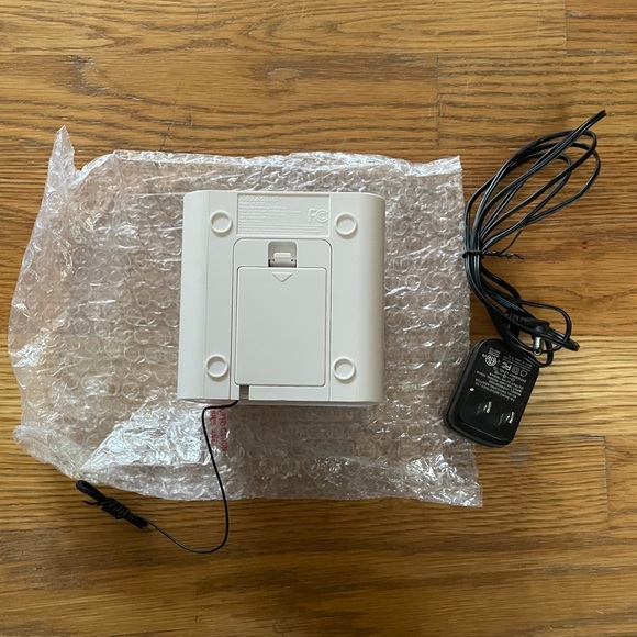 NWT Nelsonic FM Clock Radio with Built in Aux Cable & USB Charge Port - Picture 9 of 10